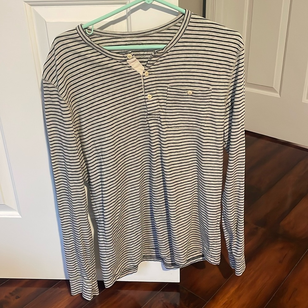 American Eagle long sleeve Henley. Men’s Medium. Front button pocket